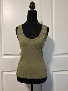 Universal Thread brand Fitted Tank Top Olive Green Sz M *NWT*